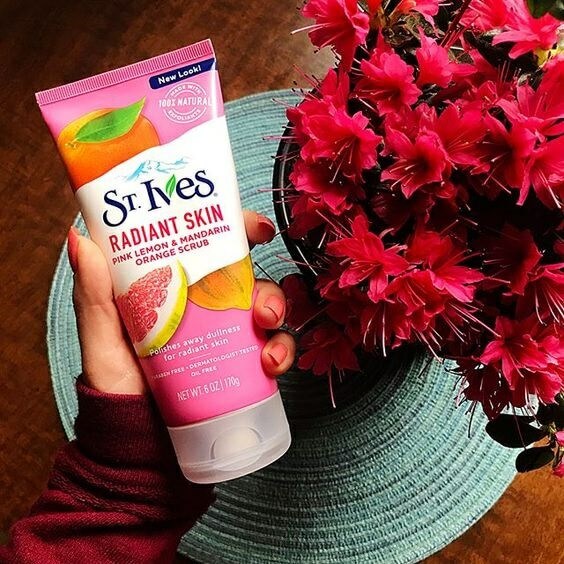 مقشر سانت آيفز للبشرة المشعة بالليمون الزهري والماندرين 170 مل - الصورة 4